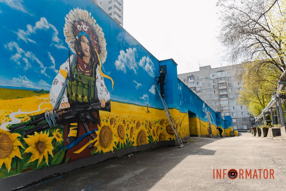 Величезний Величезний