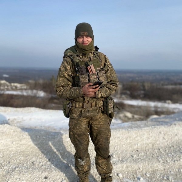 Володимир добровільно пішов служити