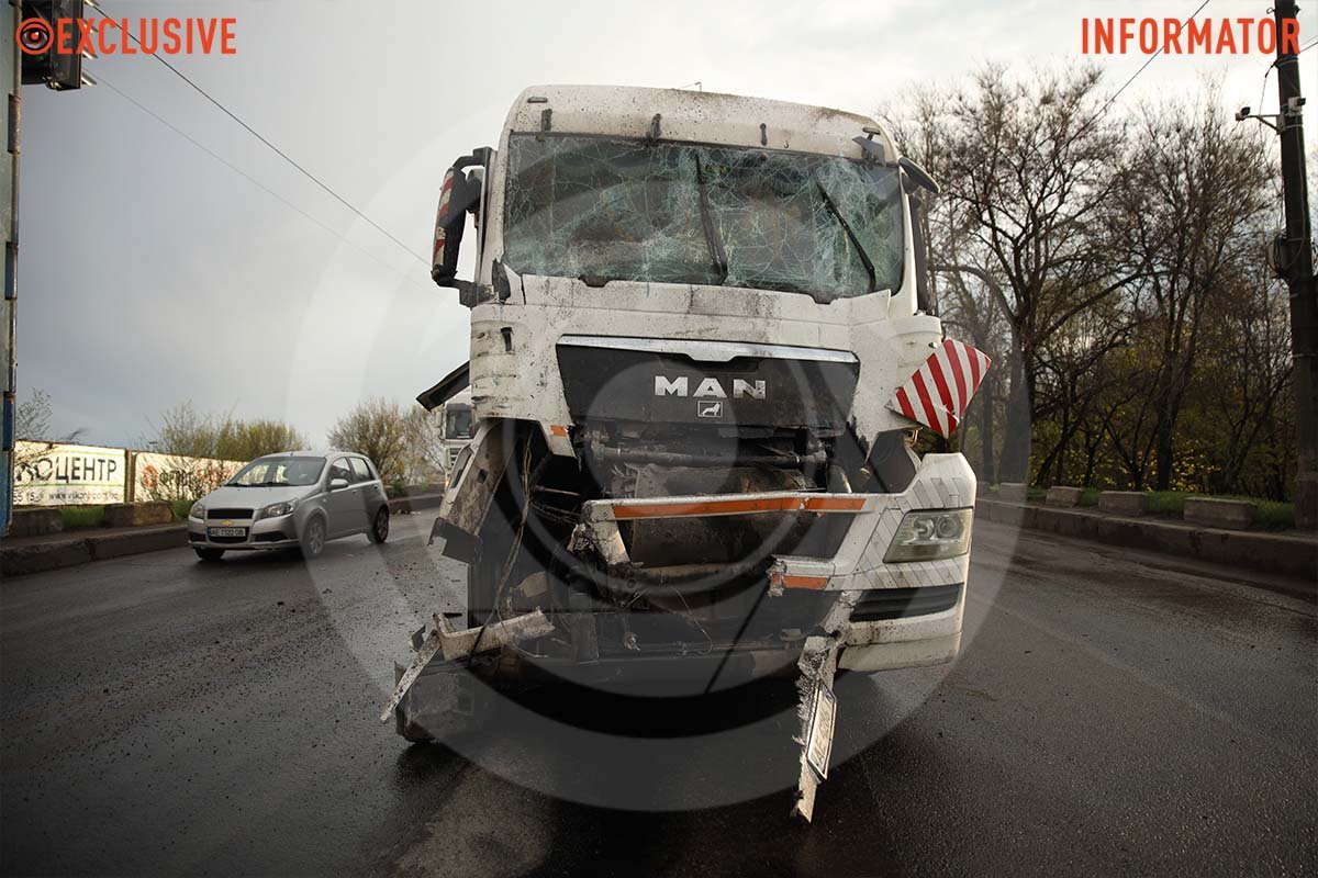 Дві вантажівки Man рухалися по Криворізькому шосе