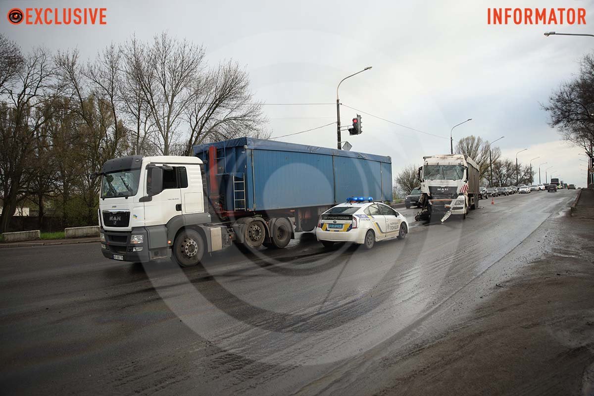 Одна з вантажівок вʼїхала у задню частину іншої
