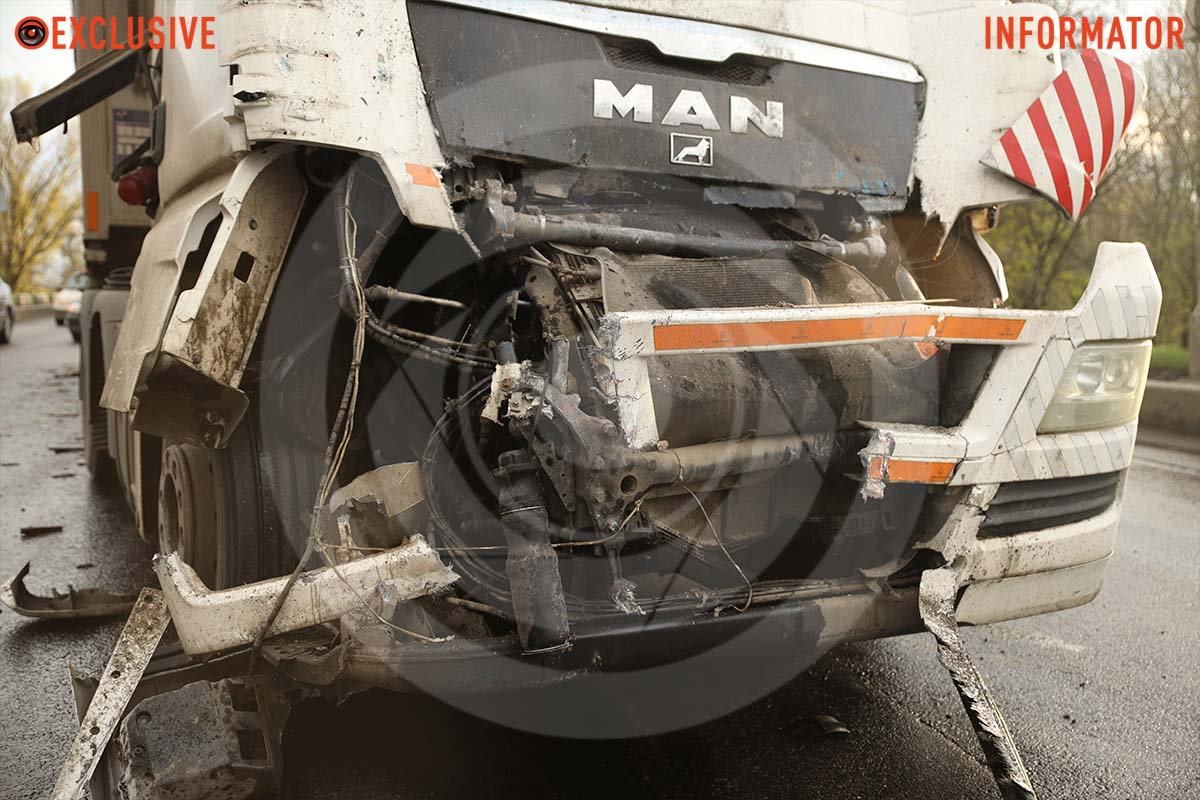 Довелося понервувати не тільки водіям фур, а й решти автівок, які не могли проїхати