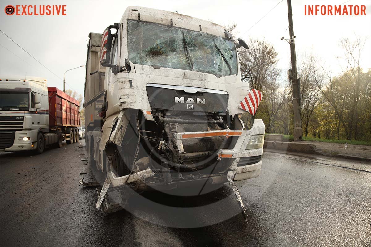 На дорозі лежать уламки від транспортних засобів