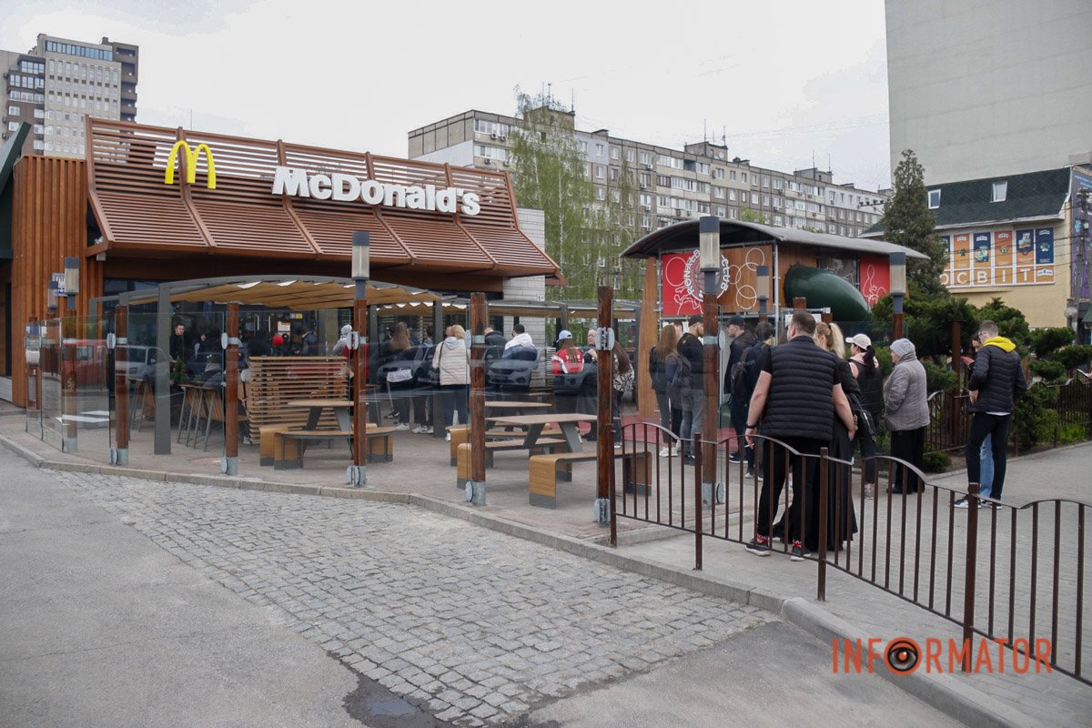 Люди очікують на бургери Люди очікують на бургери