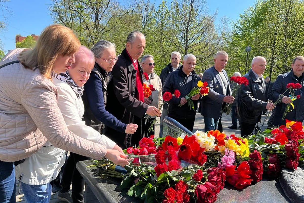 До меморіалу прийшли ліквідатори наслідків аварії, їхні близькі та небайдужі містяни