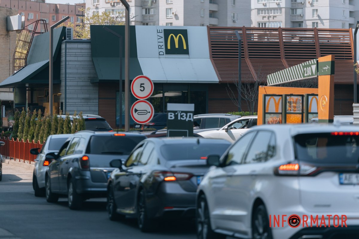 Під вечір черги стають дедалі довшими