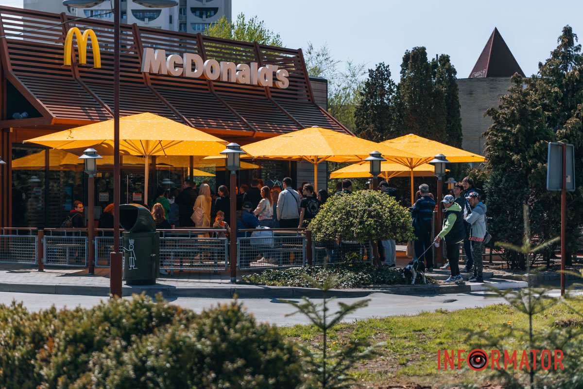 Кілька десятків людей перед дверима