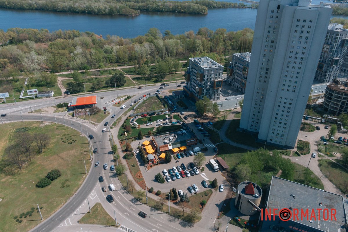 Черга на "МакДрайв" - приблизно 35 авто