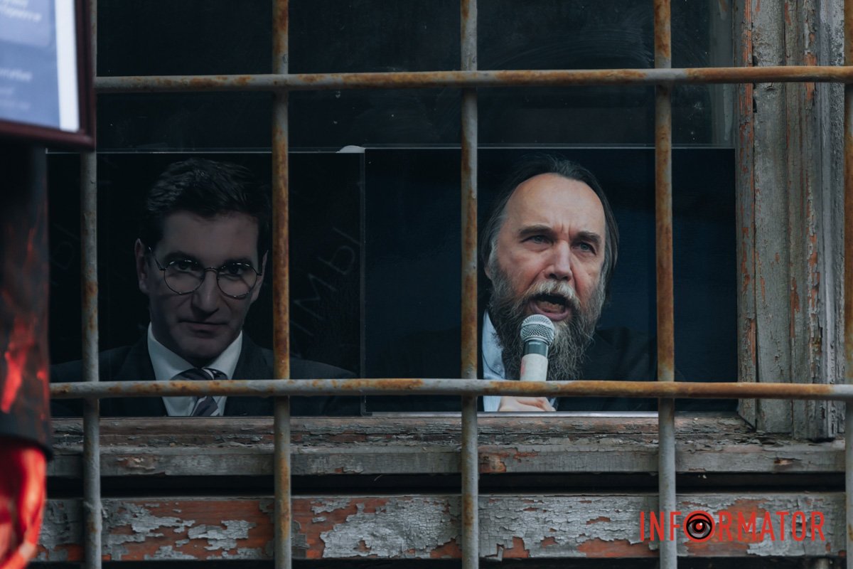 Поруч за ґратами сидять російські пропагандисти