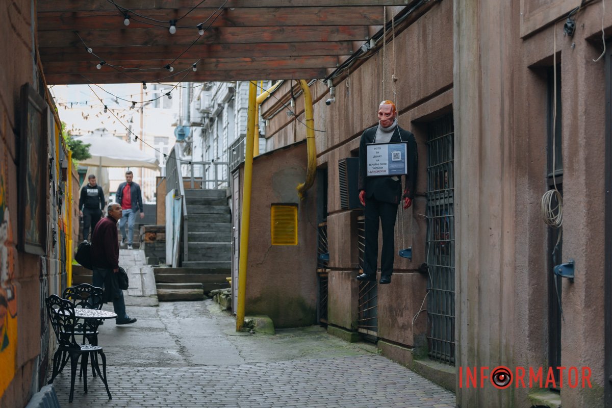 Манекен висить посеред провулку