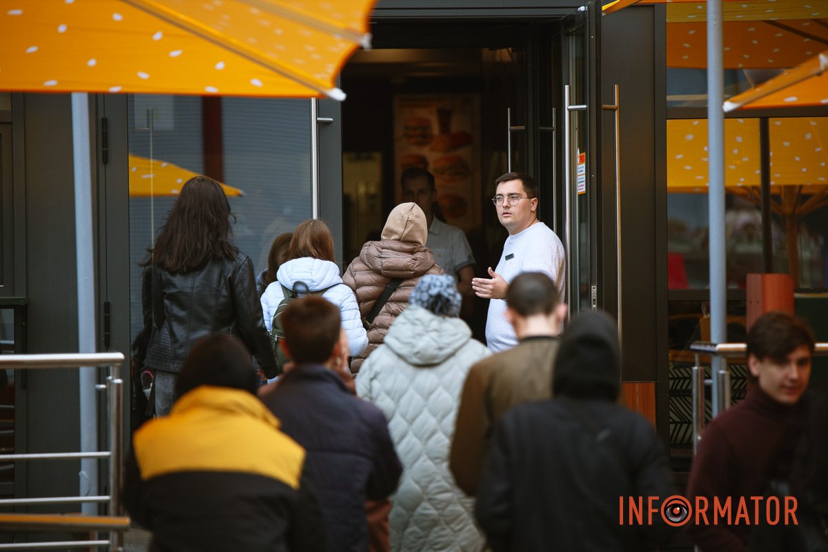 Пускають по кілька людей Пускають по кілька людей