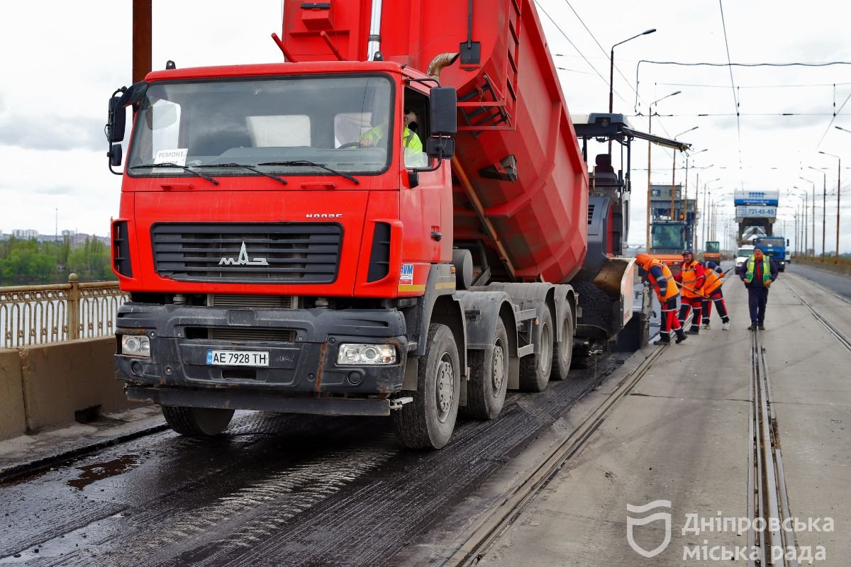 Під час заміни асфальту переправою могли їздити лише автобуси 