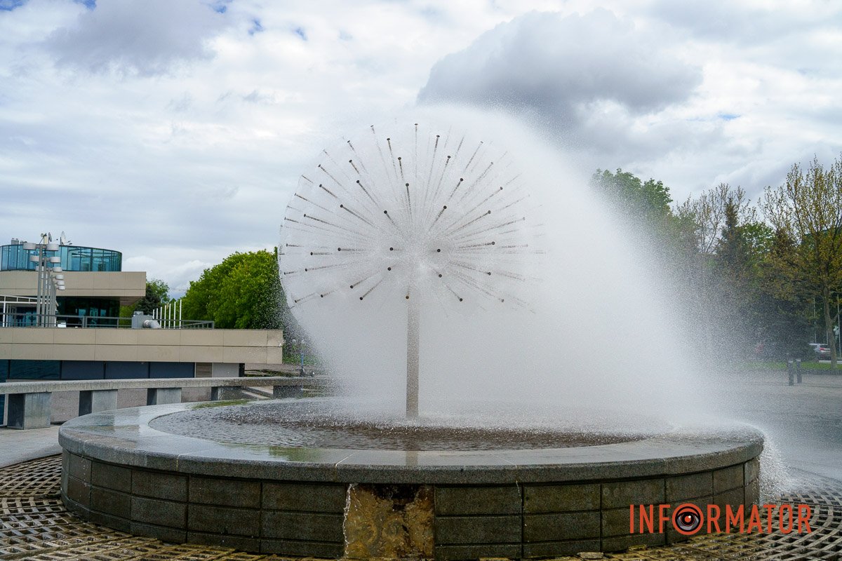 Демонструє 