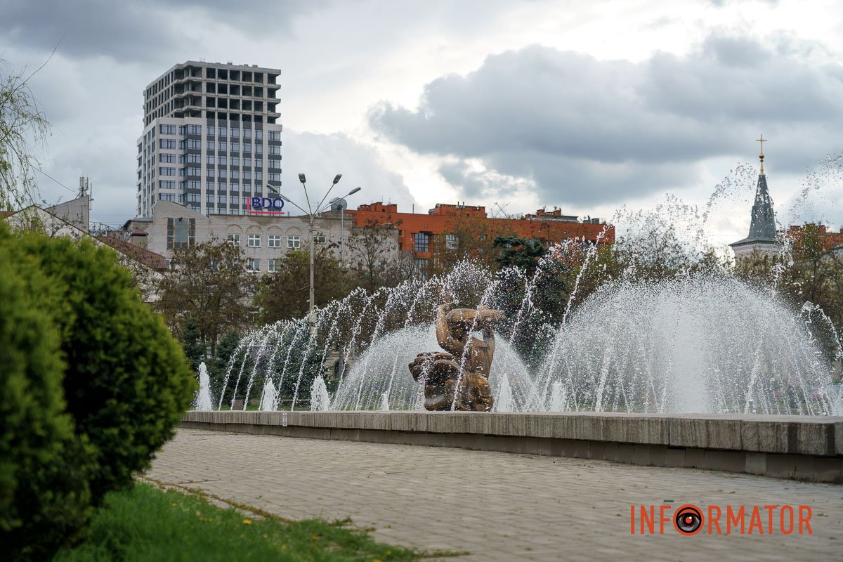 Біля Дніпропетровського оперного театру