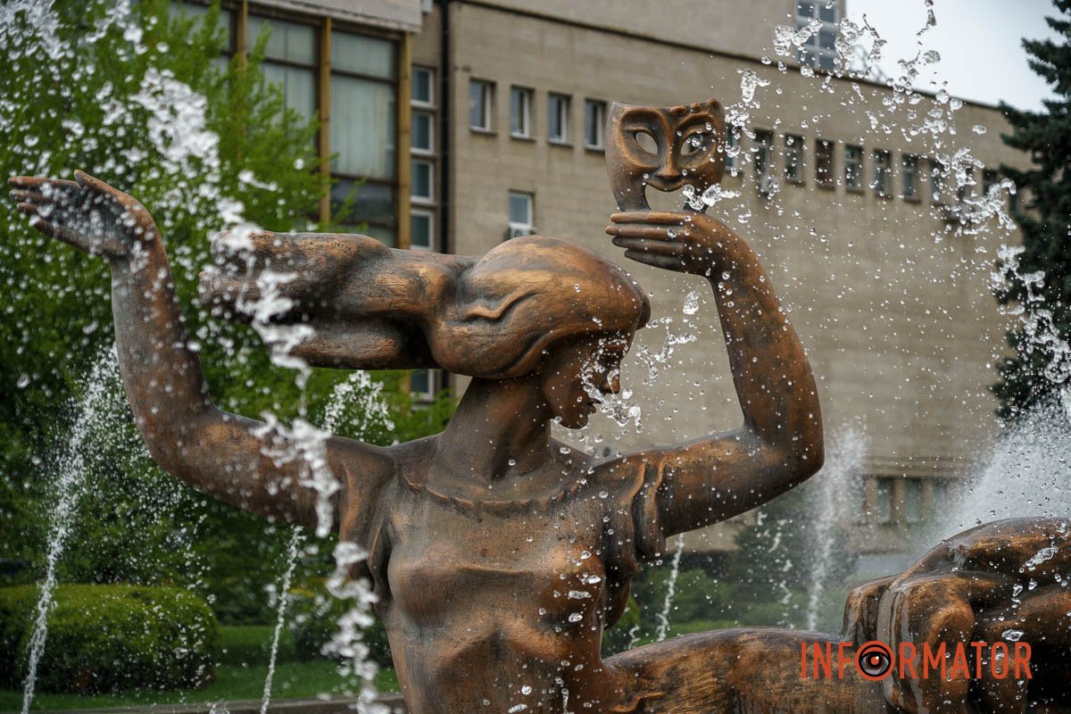 У руці тримає маску