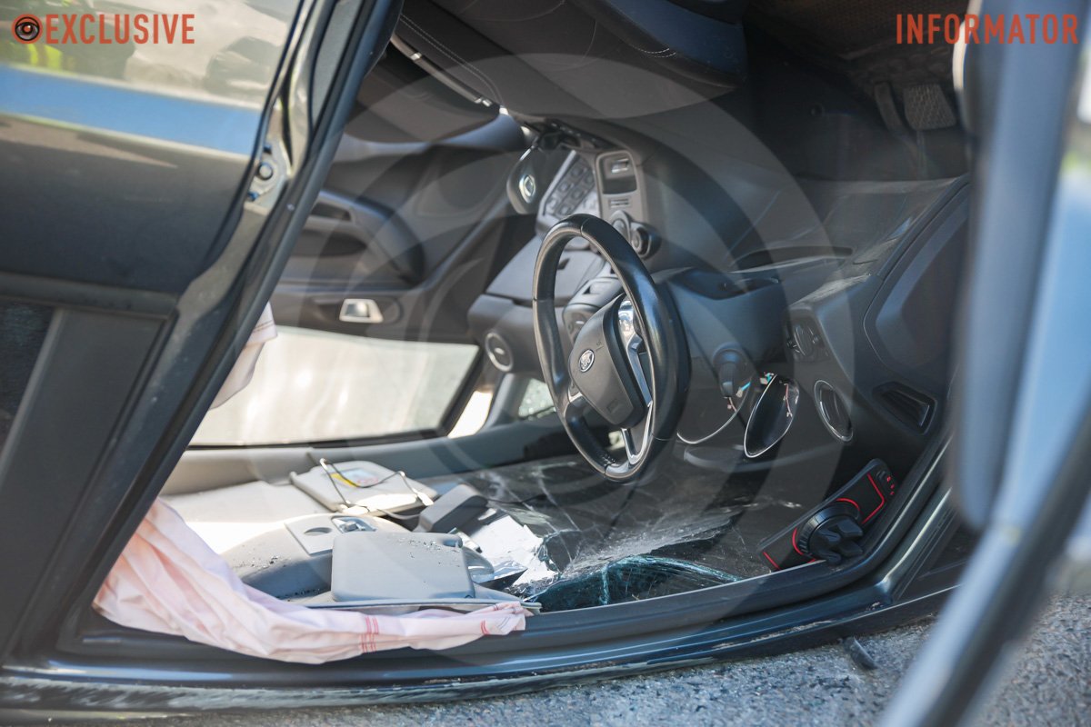 Машина перекинулася на дах