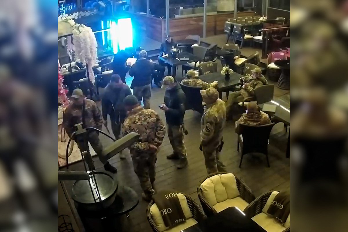 Люди в уніформі прийшли в SOHO