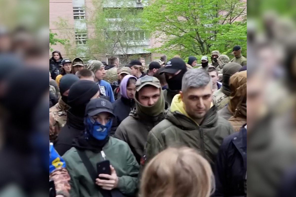 Мітингарі під дверима SOHO