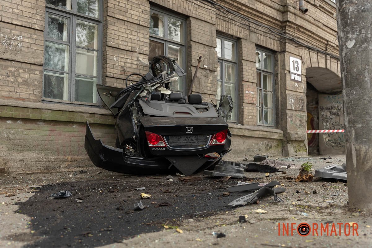 Частина автівки біля будинку Частина автівки біля будинку
