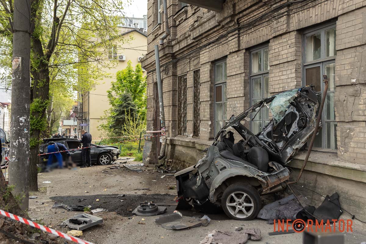 Роздробило на дві частини Роздробило на дві частини