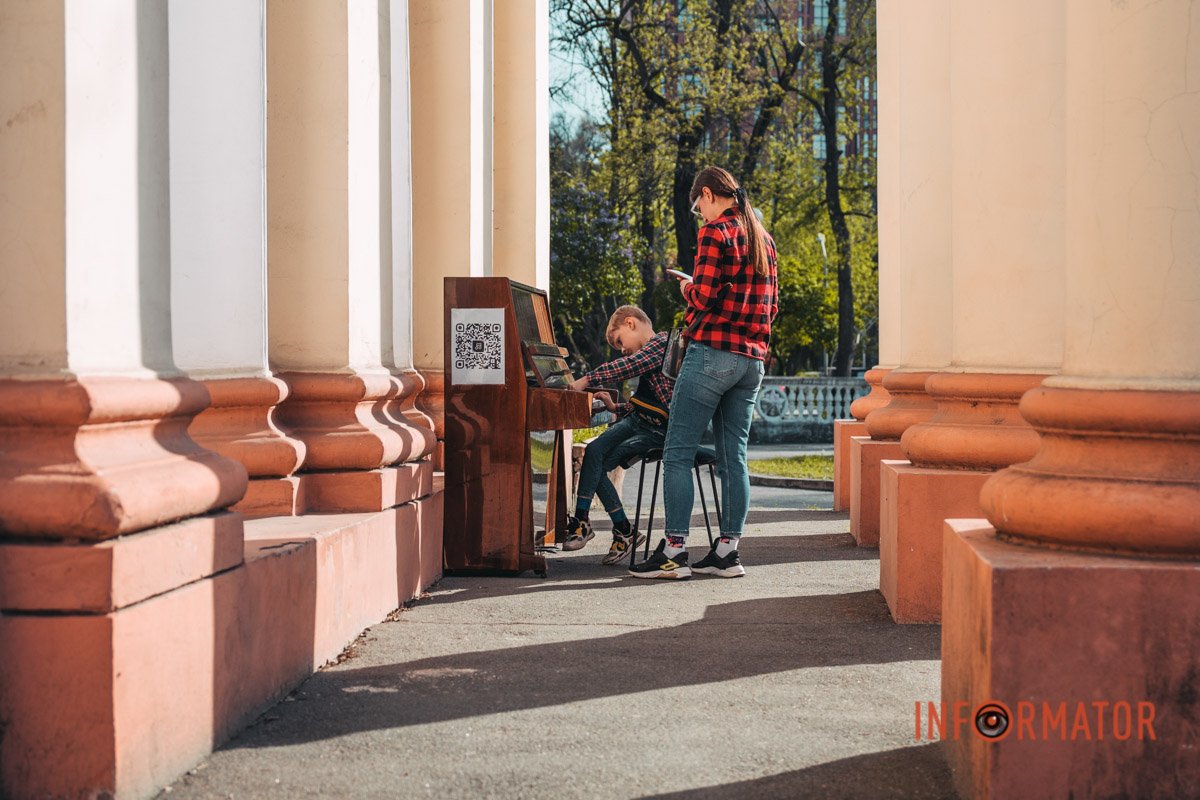 Вуличне піаніно встановили на вході до парку Вуличне піаніно встановили на вході до парку