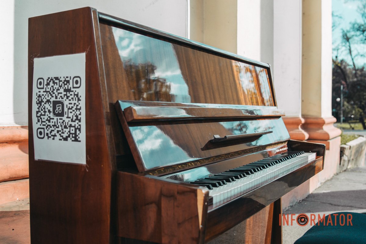 У парку імені Лазаря Глоби встановили клавішний інструмент У парку імені Лазаря Глоби встановили клавішний інструмент
