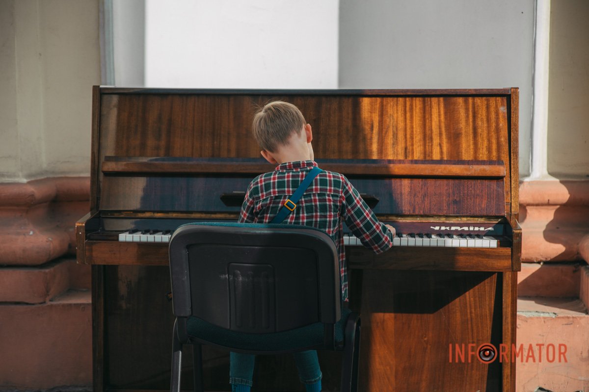 Діти грають на піаніно Діти грають на піаніно