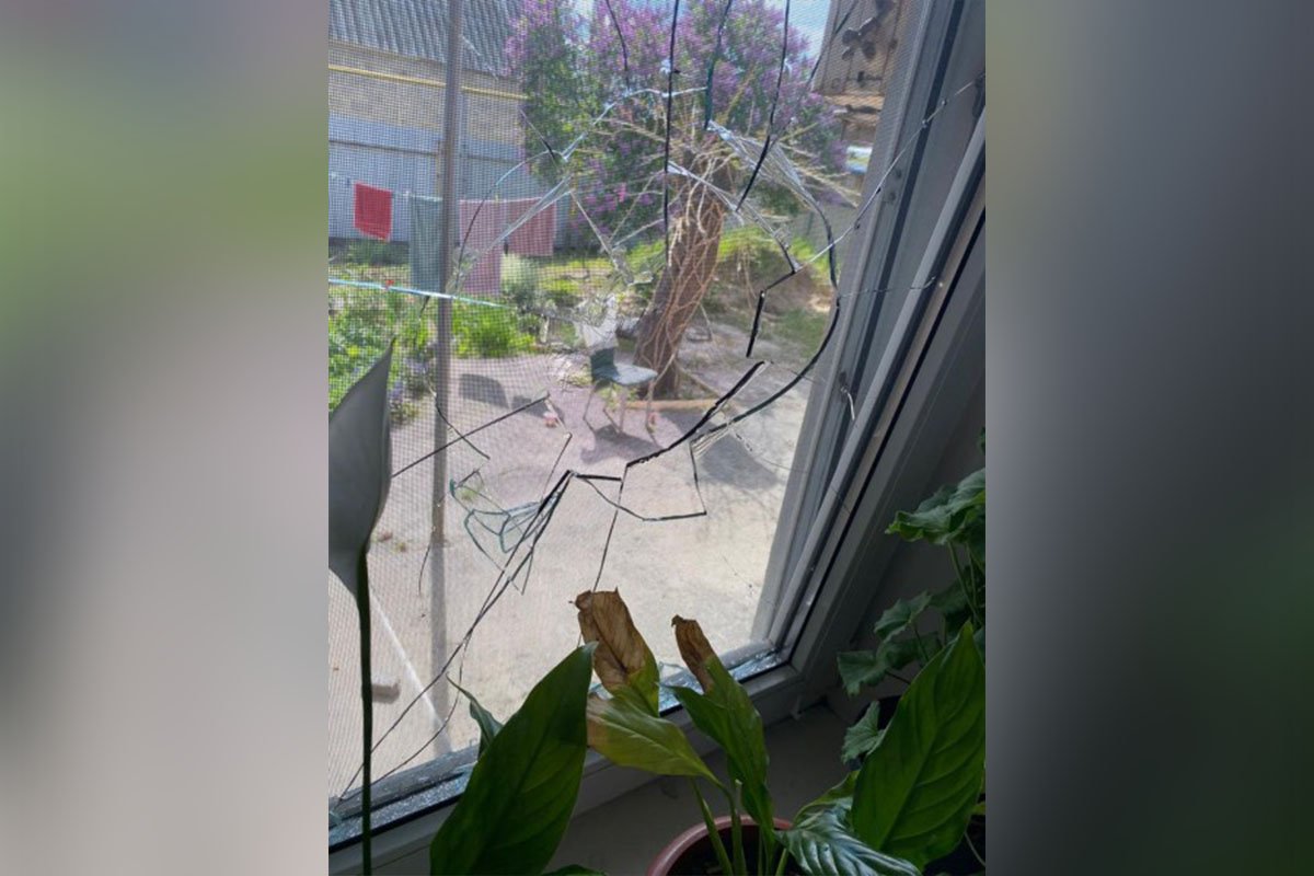 Жінка почула, як розбилось скло