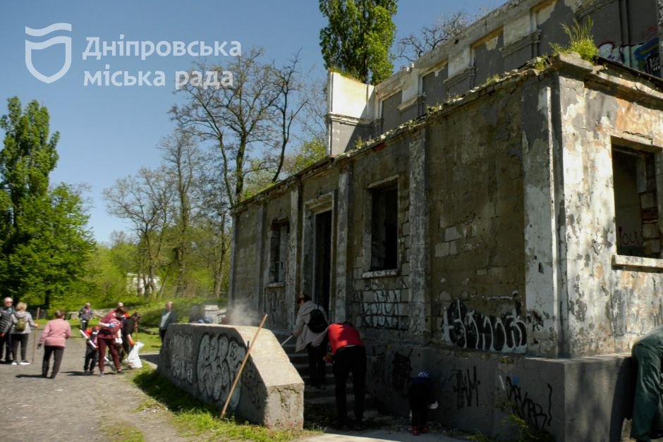 Дніпряни вийшли на суботники, аби привести до ладу стадіон «Авангард»