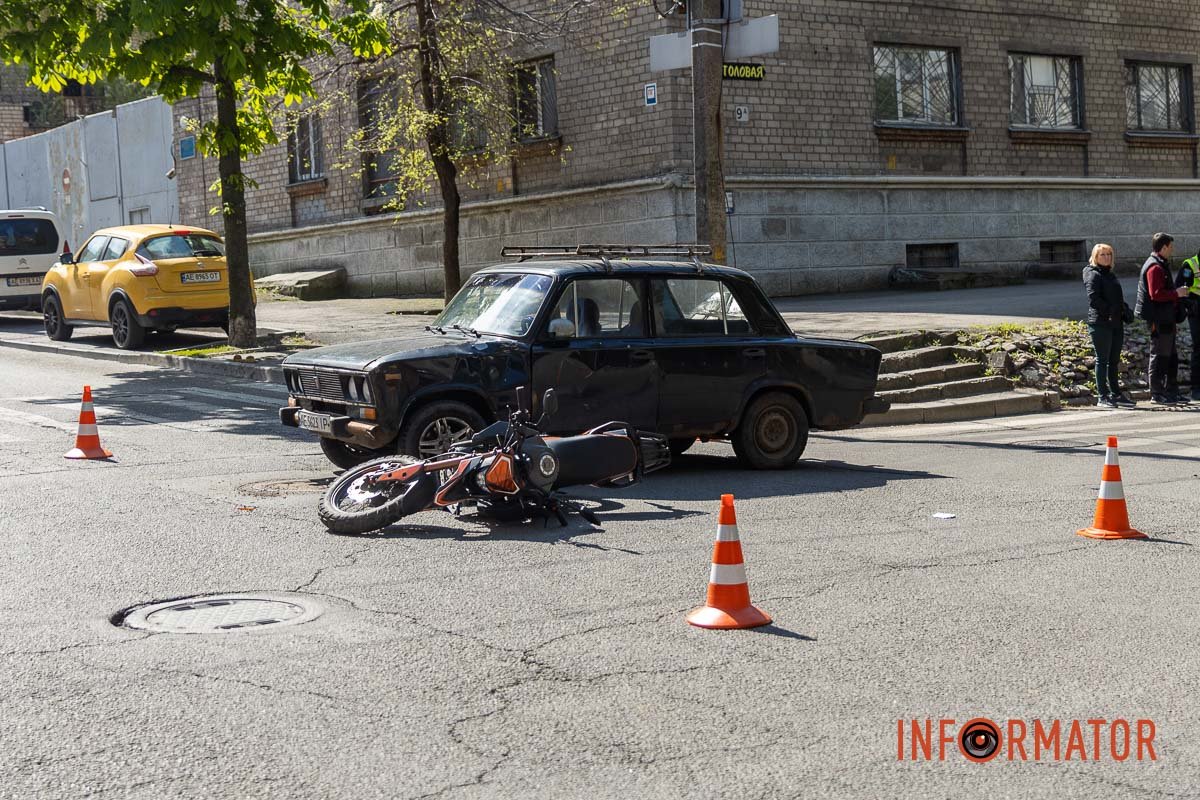 Зіткнулись ВАЗ та мотоцикл