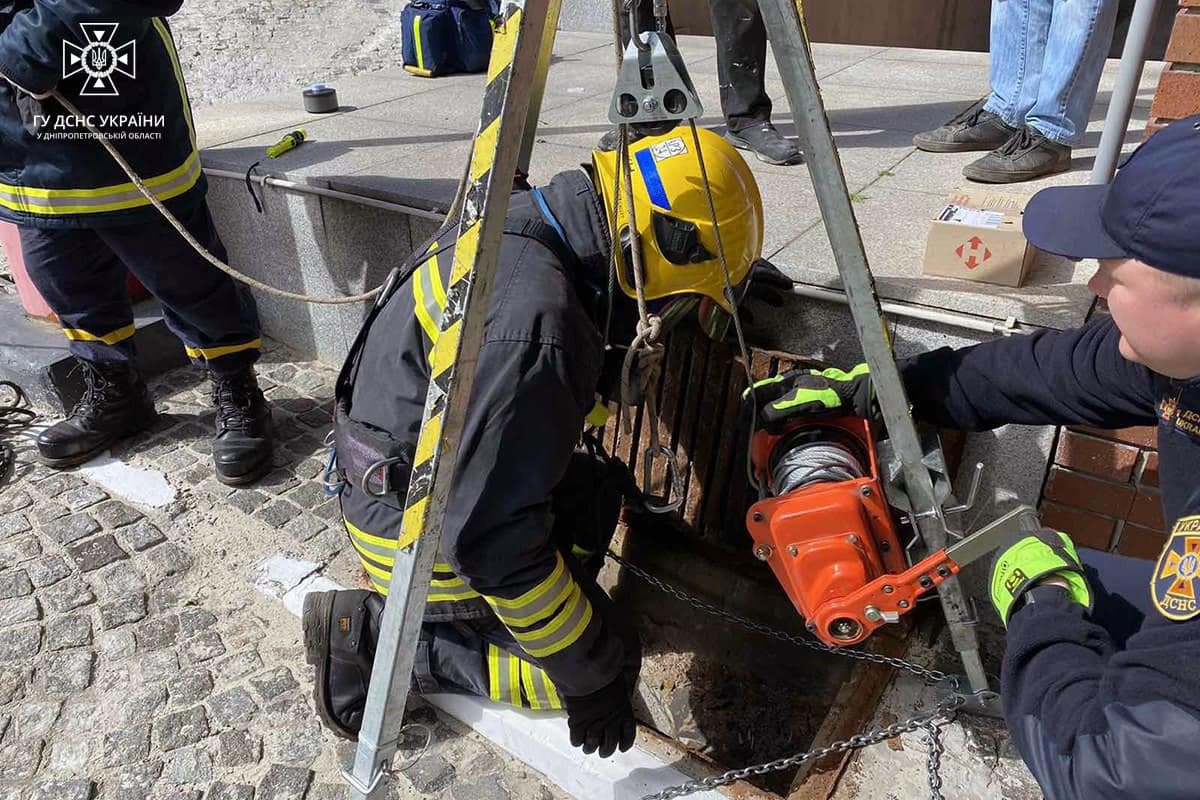 Малюки опинились в колекторі на глибині 10 метрів Малюки опинились в колекторі на глибині 10 метрів