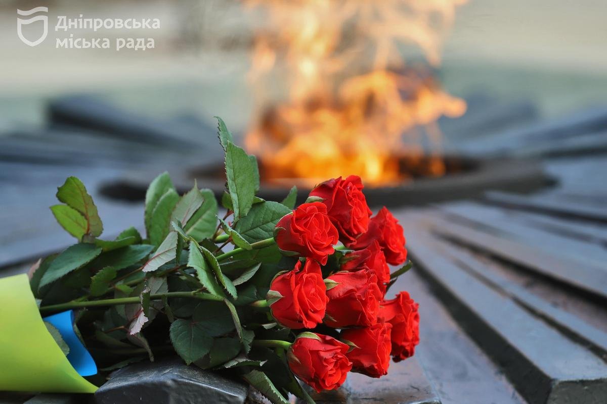 До меморіалу «Вічний вогонь» поклали квіти пам’яті До меморіалу «Вічний вогонь» поклали квіти пам’яті