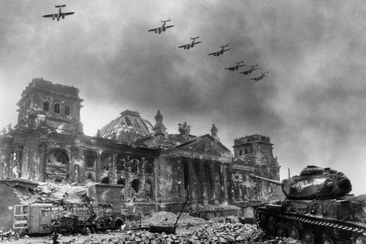 Радянські літаки над Берліном. Фото: Євген Халдей