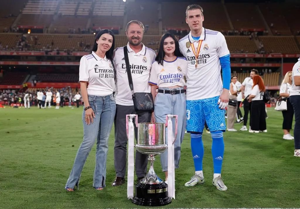 Андрій Лунін і його новий трофей з "Реалом" Андрій Лунін і його новий трофей з "Реалом"