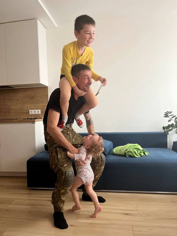 Олександр разом із дружиною виховував двох дітей