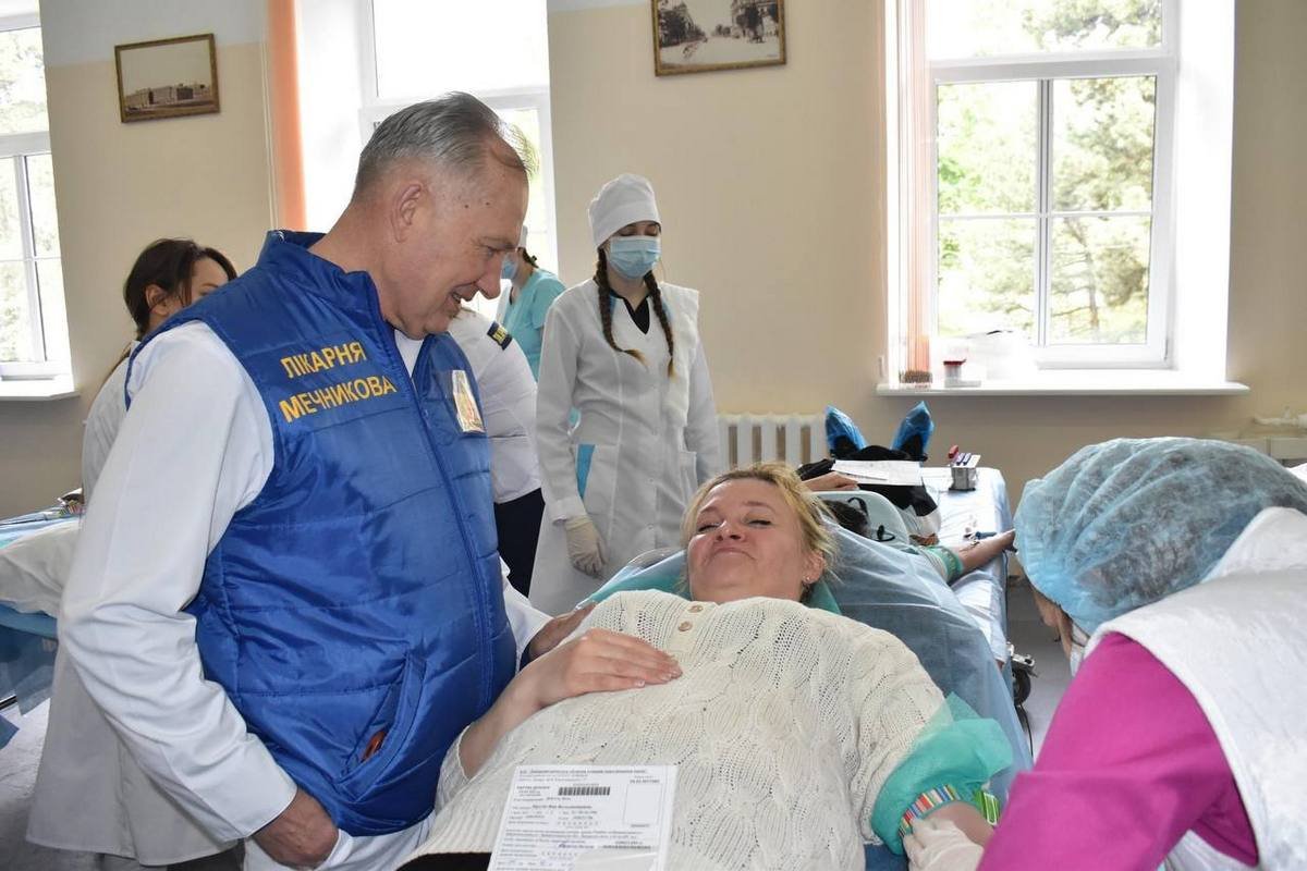 Сто працівникв "АТБ" відгукнулися на заклик та здали кров для поранених бійці