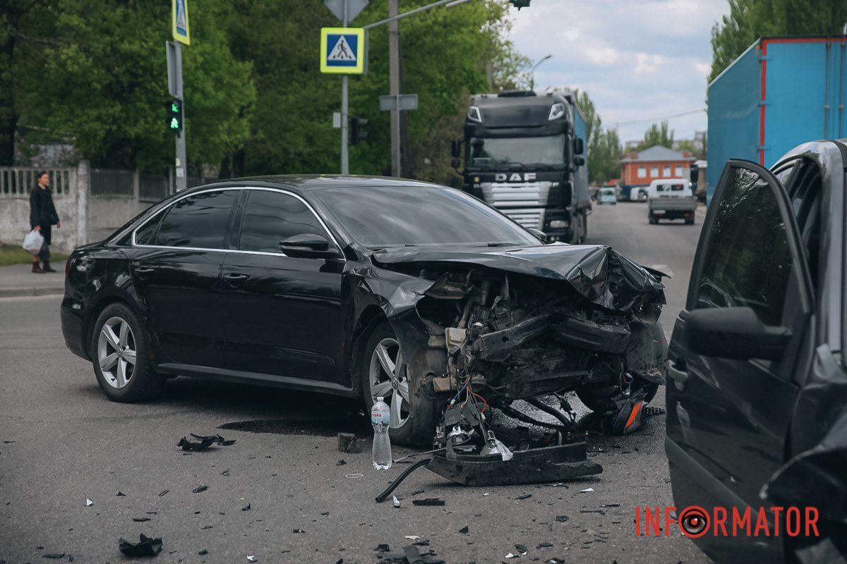 На дорозі уламки від автівок