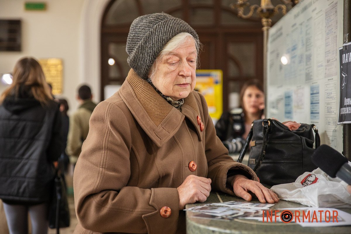 Серед людей поважного віку є філателісти Серед людей поважного віку є філателісти
