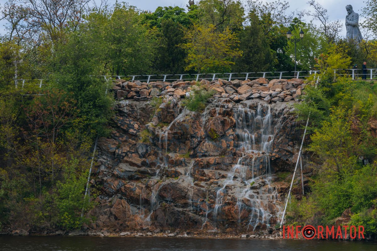 Відкривали водоспад з гарматними пострілами на День міста
