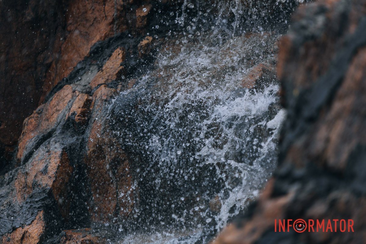 Він мав 12 скельних виступів, які перетинали течію