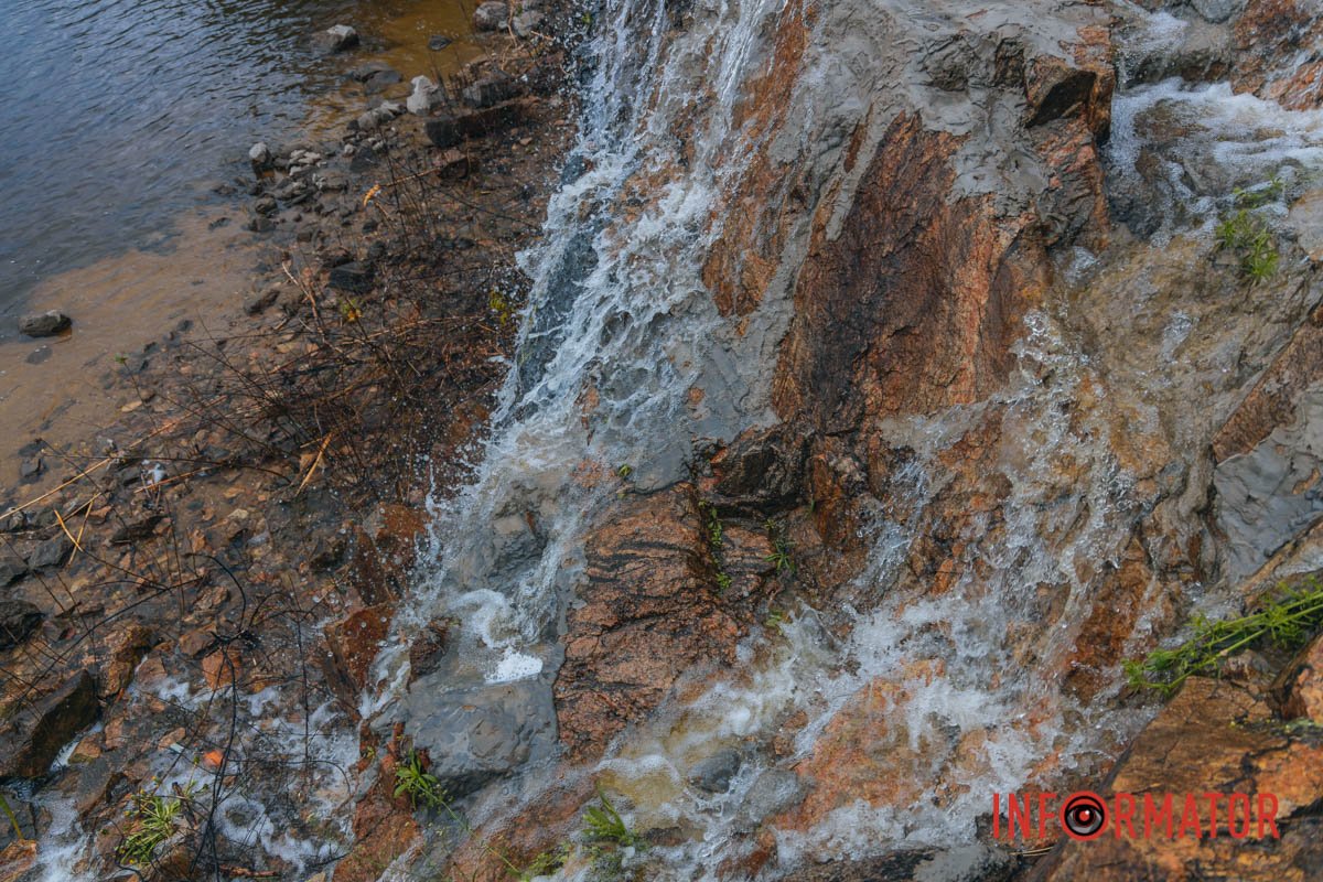 Декоративний водоспад “Поріг ревучий” створили, щоб вшанувати славу українських козаків, які з легкістю долали на своїх “чайках” смертоносні пороги Дніпра