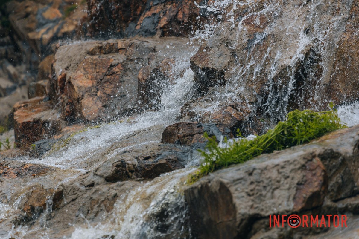 Між скелями неможливо було провести човен