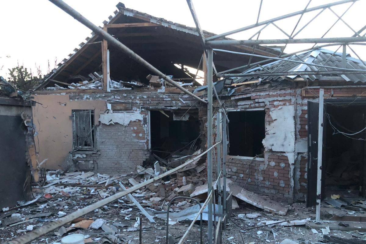 Пошкоджені 3 приватні будинки, 4 господарські споруди та авто