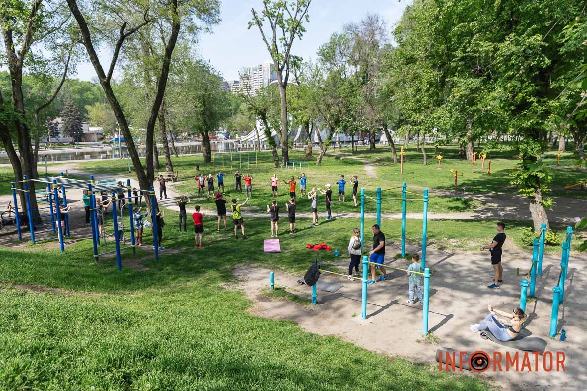 Багато людей живуть спортивним життям Багато людей живуть спортивним життям