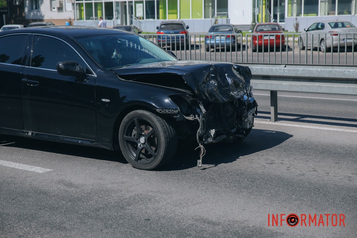 Так, на Слобожанському проспекті, біля заїзду на віадук, зіштовхнулися Lexus та Nissan