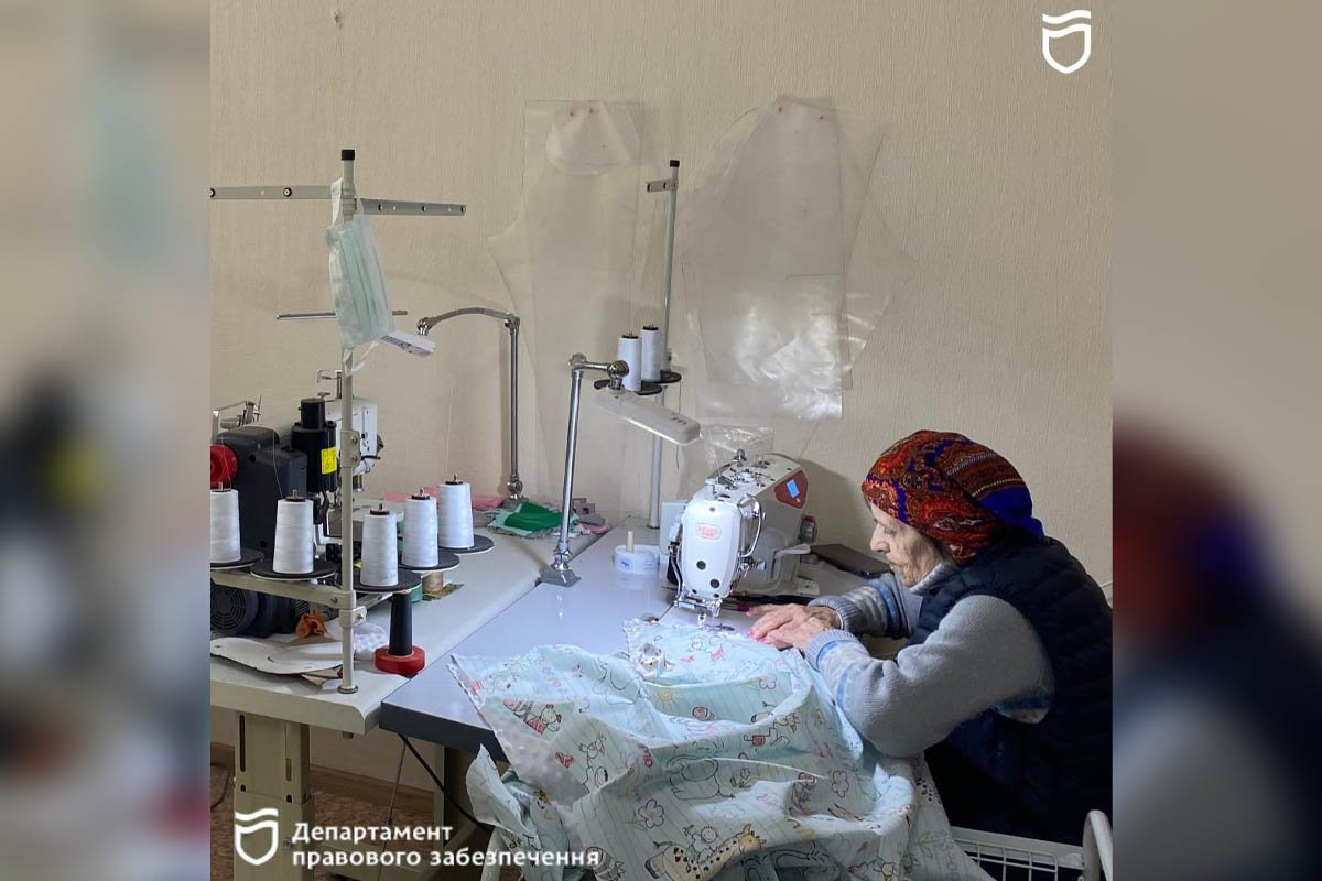 В асортименті одяг та постільна білизна