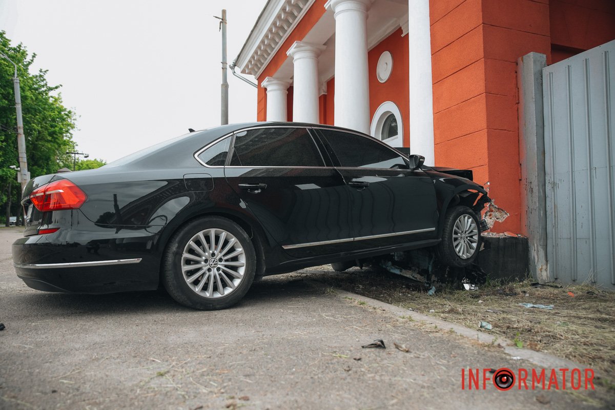 Volkswagen влетів у огорожу