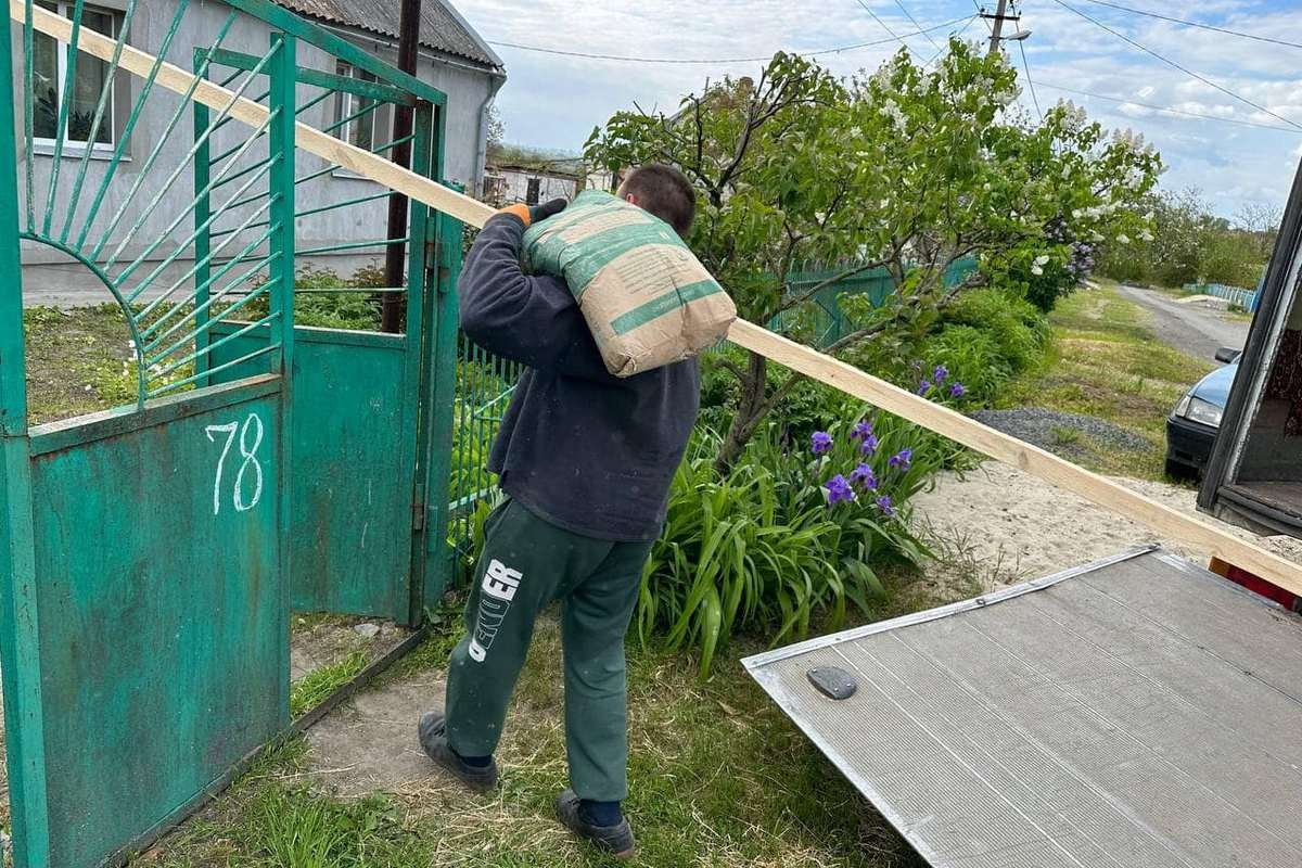 Треба допомагати один одному