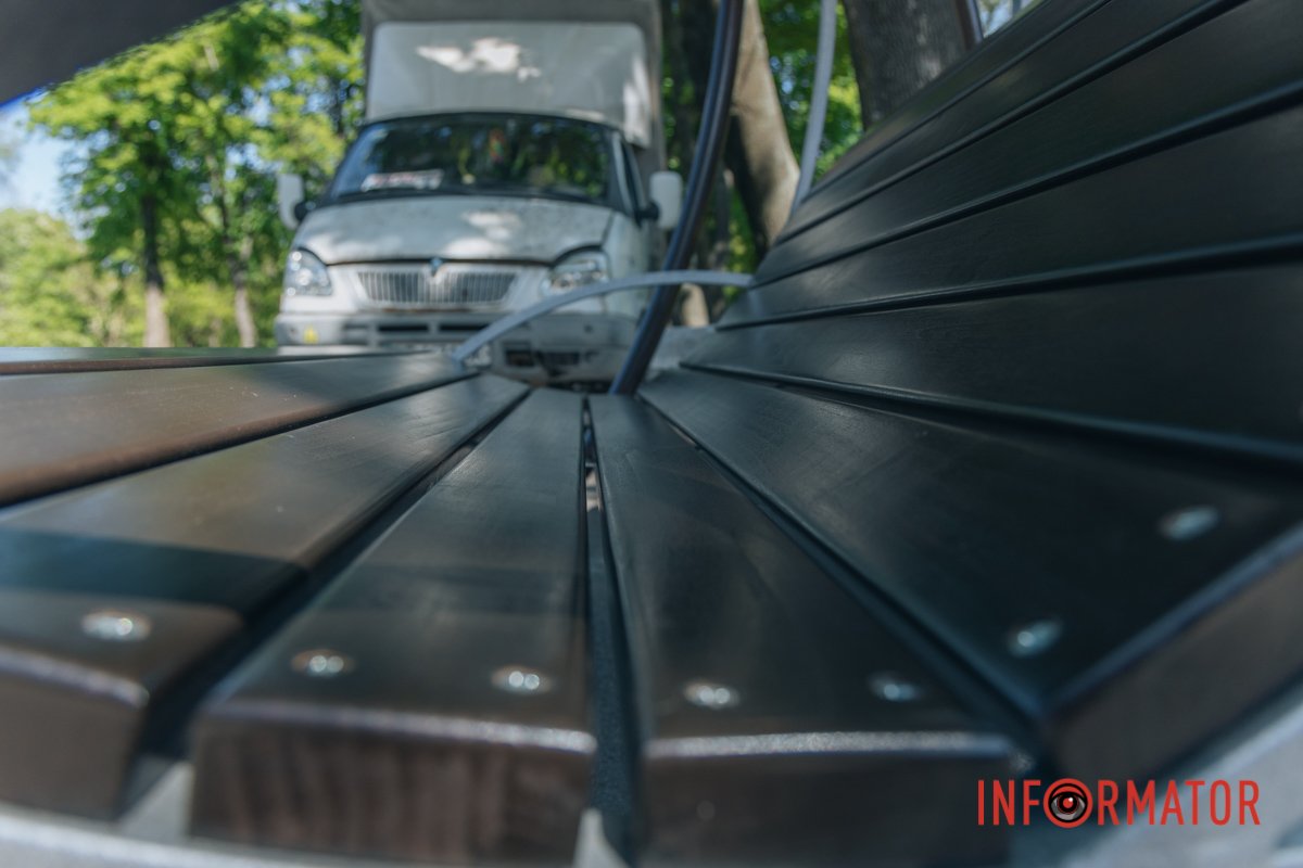 У Дніпрі з'явилися лави-гойдалки 