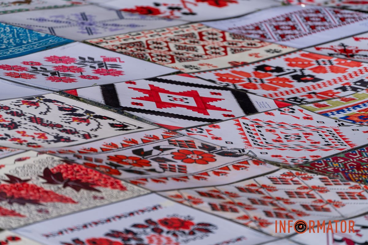 До свята у центрі Дніпра, на площі Героїв Майдану організували фотозону До свята у центрі Дніпра, на площі Героїв Майдану організували фотозону