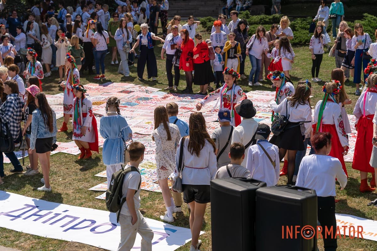 Містянам пропонують зробити селфі на фоні мапи та опублікувати його з хештегом #вишиванка_Дніпро Містянам пропонують зробити селфі на фоні мапи та опублікувати його з хештегом #вишиванка_Дніпро